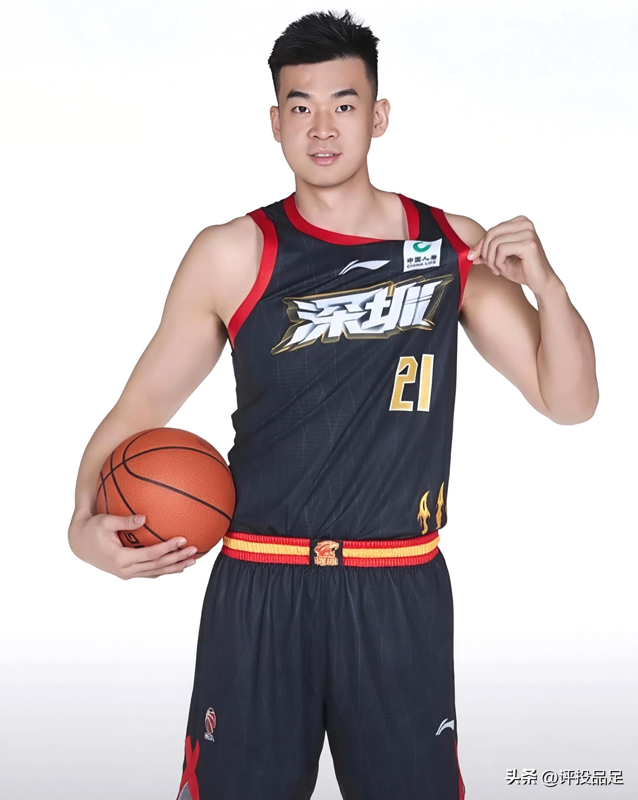 爱游戏体育-国际比赛日广东宏远调整名单以备CBA季后赛;更衣室发声环节打磨;话题不断;阵容厚度经受考验的简单介绍
