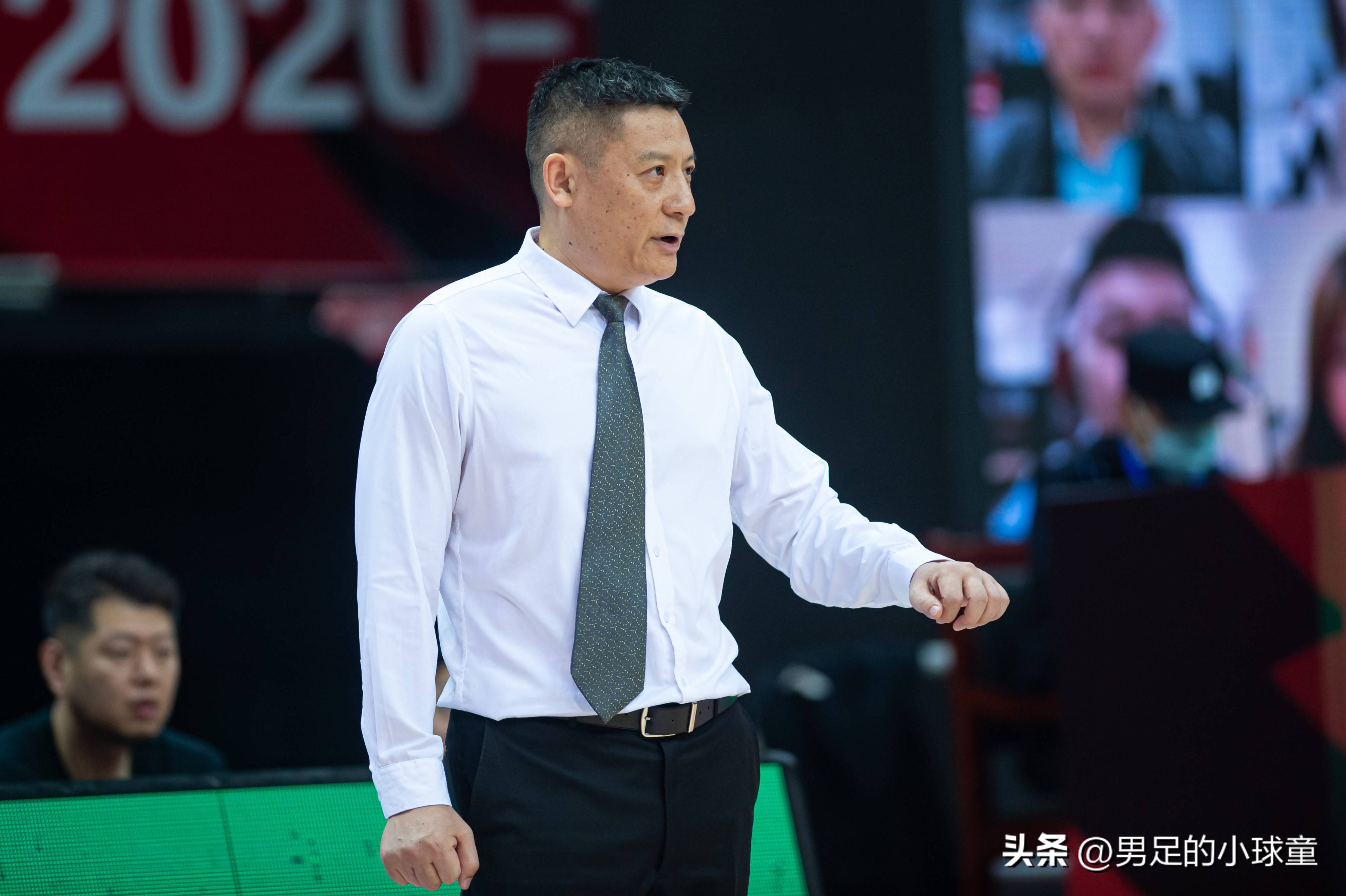 爱游戏APP-关键时刻CBA季后赛传出新动向，本菲卡回应争议，管理层表态——态度坚定，赛程密集仍需轮换的简单介绍